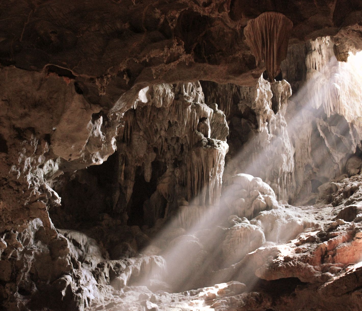Die Kalksteinfelsen beherbergen oft Geheimnisse in Form von Höhlen, die Sung Sot ist eine von ihnen.