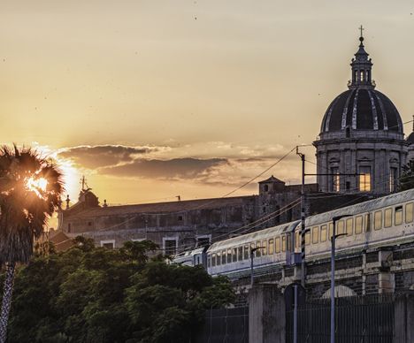 Der Eisenbahnviadukt Archi della Marina beim Hauptbahnhof von Catania