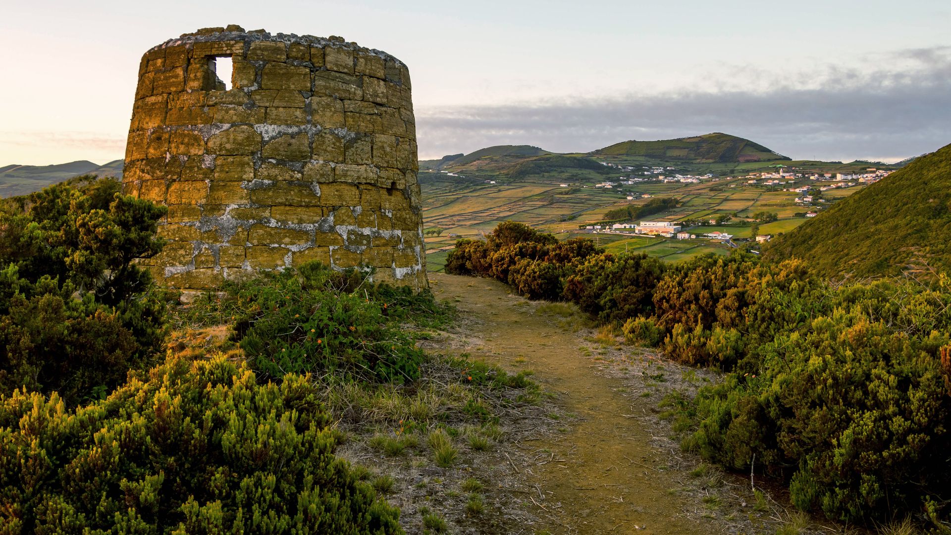 Historischer Wachturm auf der Insel São Jorge