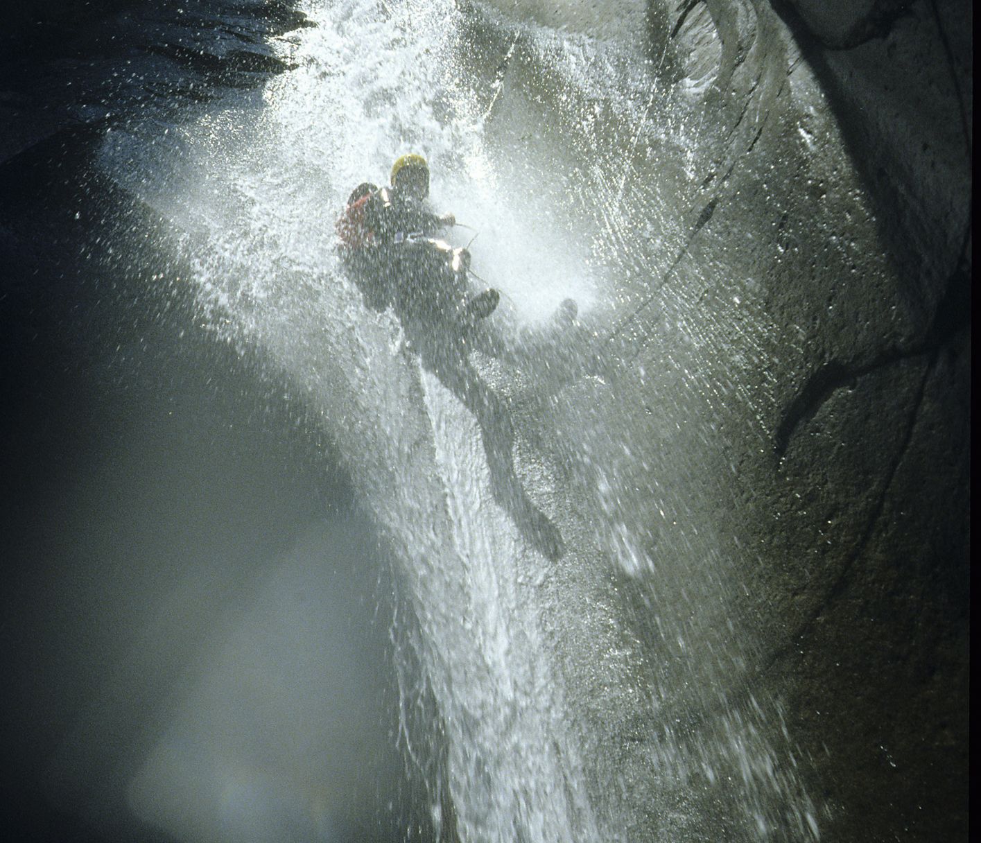 Abseilen in eine Schlucht beim Canyoning im Cirque de Cilaos auf La Réunion