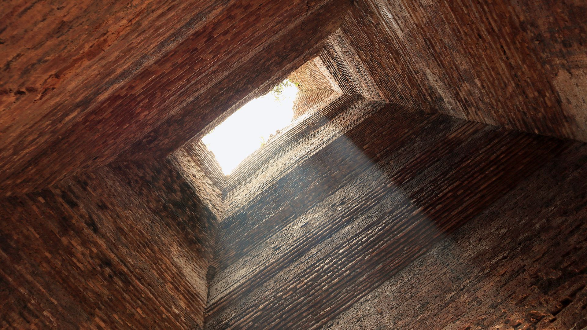 Eine überraschende Perspektive aus dem Inneren des UNESCO-Tempels Sambor Prei Kuk