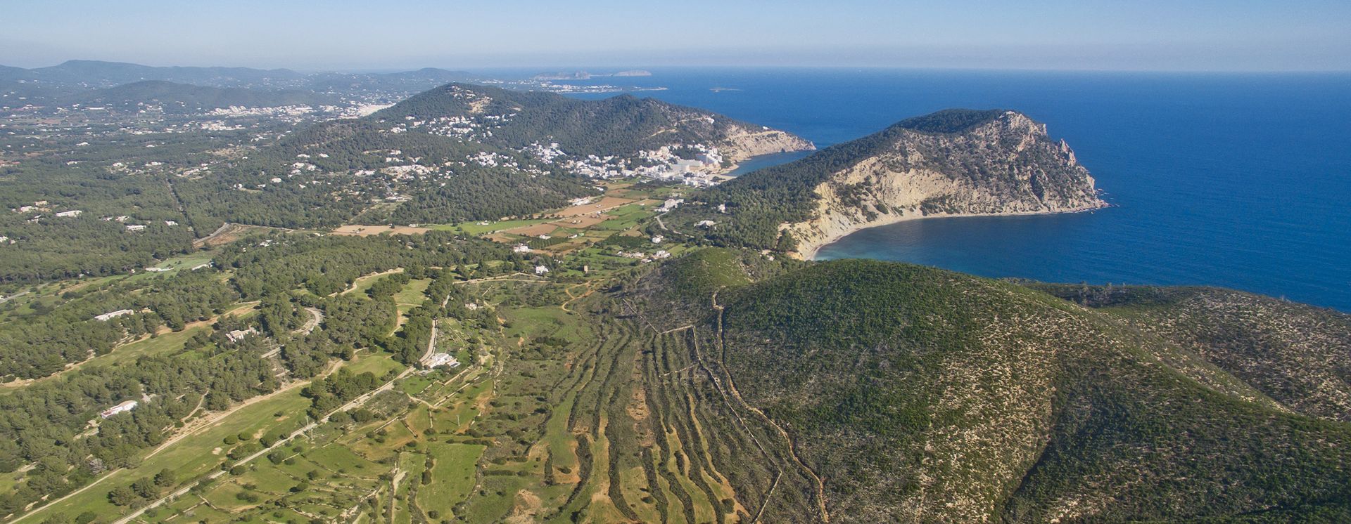 Panoramablick auf Ibizas Küste