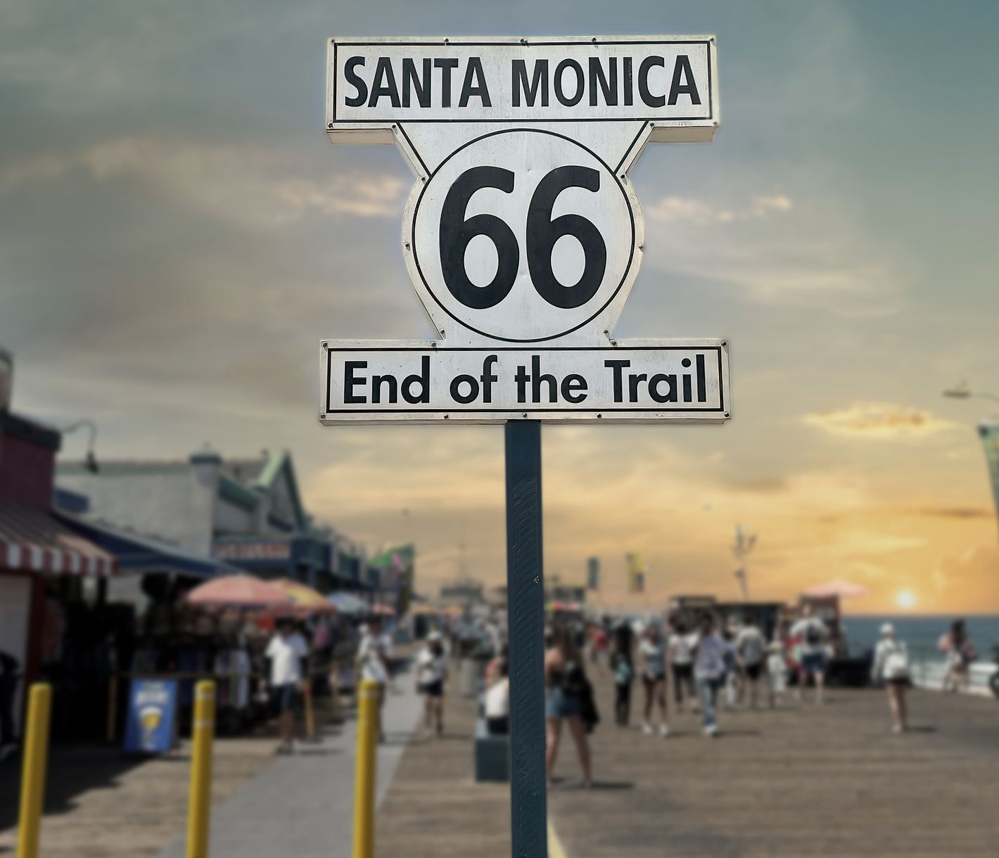 Das Schild am Santa Monica Pier markiert das Ende der Route 66.