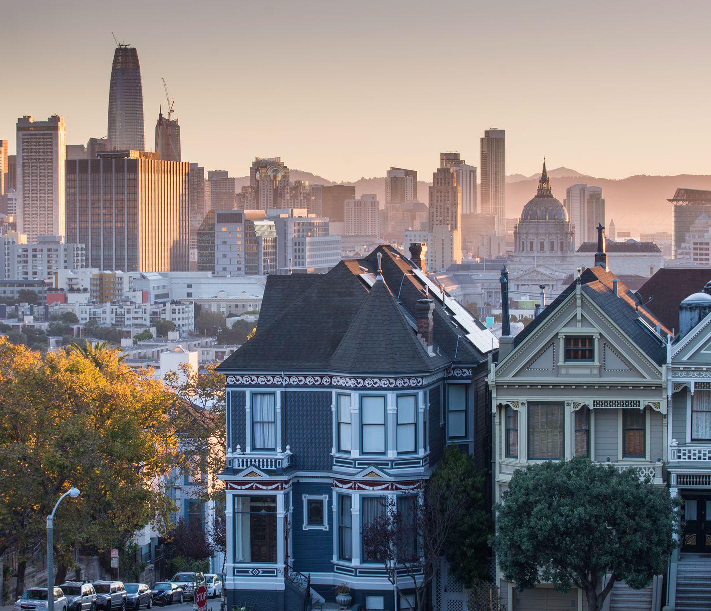 Der historische Alamo Square ist ein Park und Stadtteil von San Francisco.