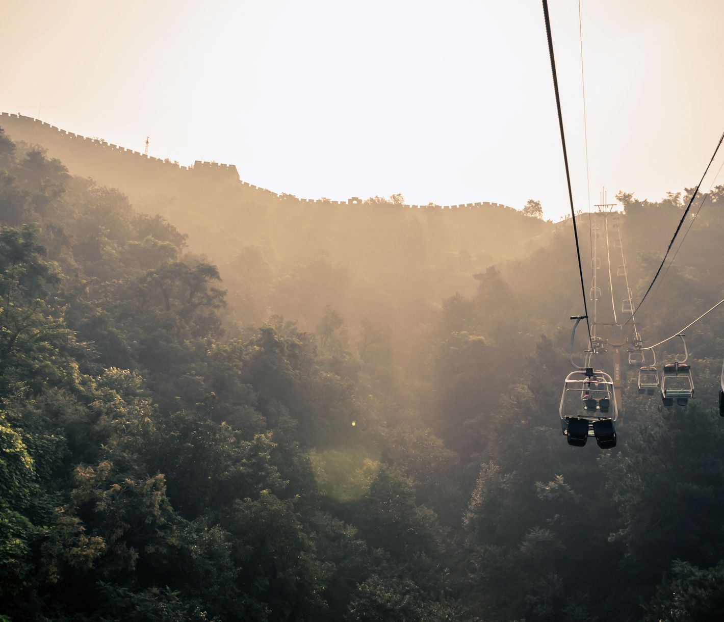 Die Grosse Mauer bei Mutianyu ist über einen Sessellift und eine Gondelbahn erschlossen.
