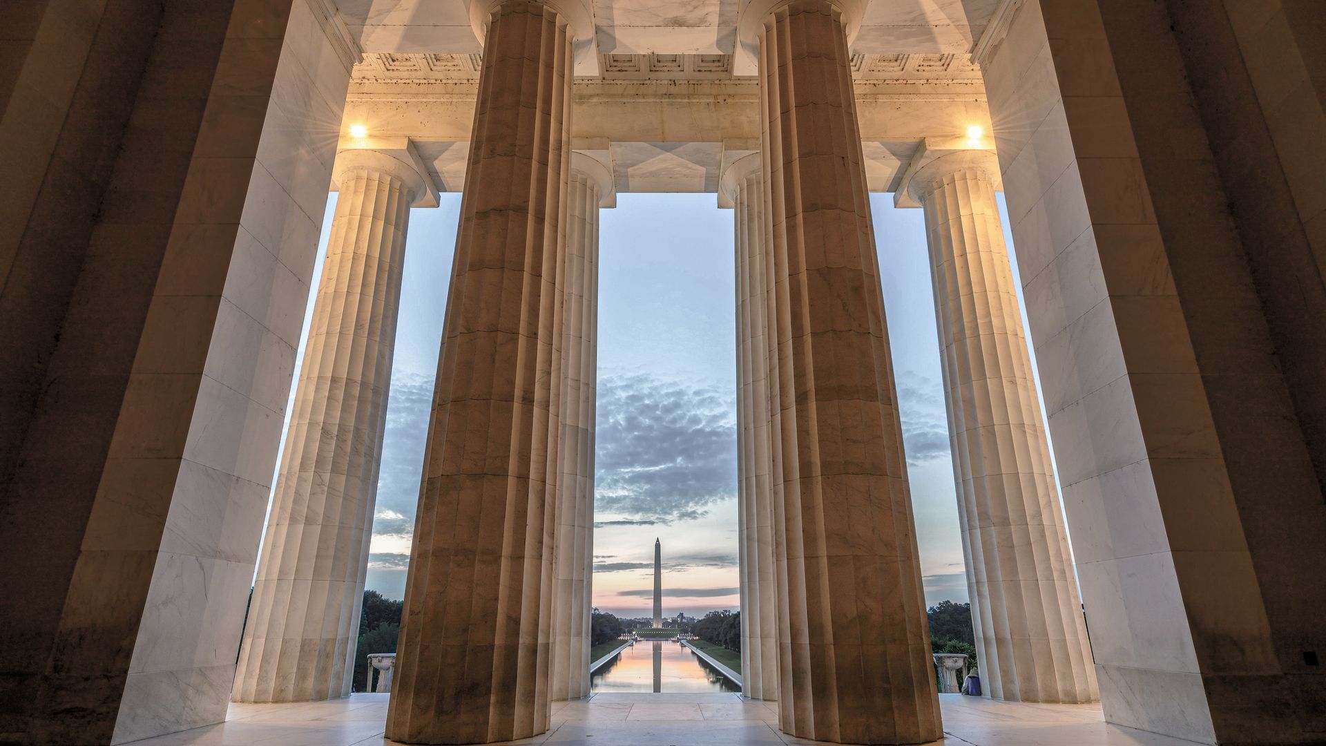 Le grand Lincoln Memorial trône au-dessus du Reflecting Pool et constitue ainsi l'extrémité ouest du National Mall.