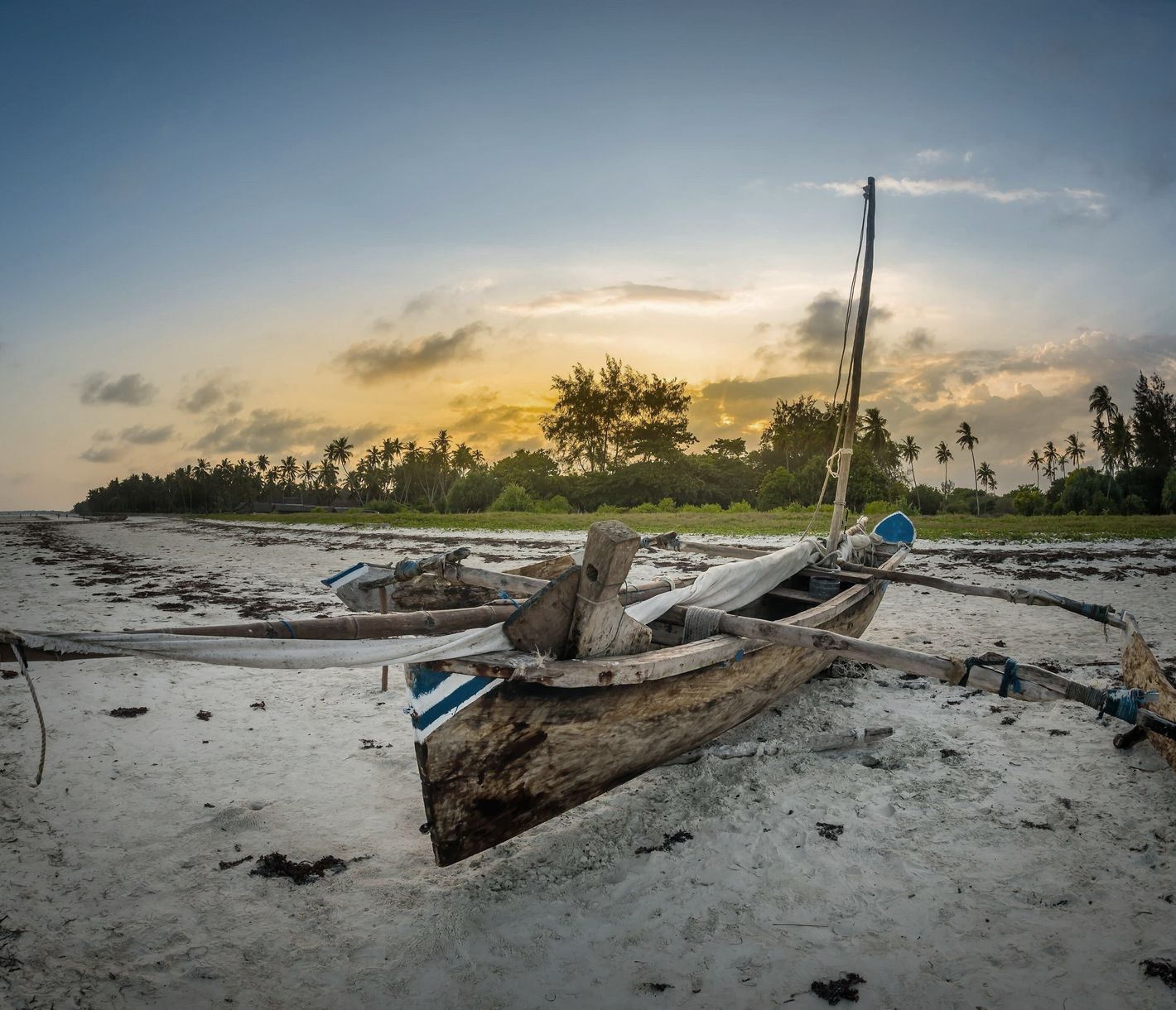 Traditionelles Dhow im Sonnenuntergang am Diani-Strand