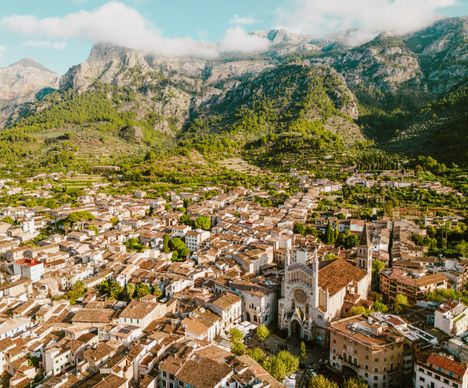 Luftbild der historischen Altstadt von Sóller