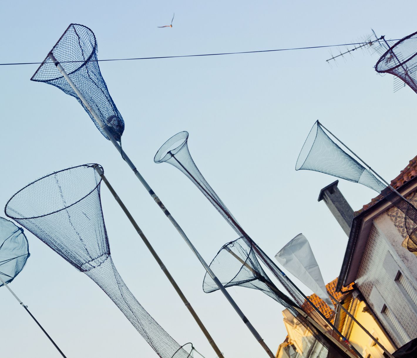 Traditionelle Fischernetze in den Altstadtgassen von Aveiro