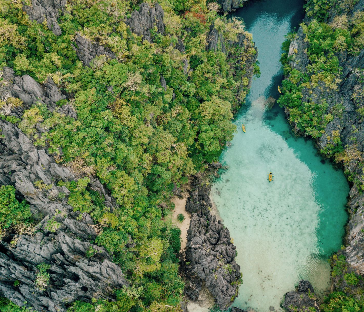 Das Kajak eignet sich optimal, um entlegene Strände und versteckte Lagunen zu erkunden.