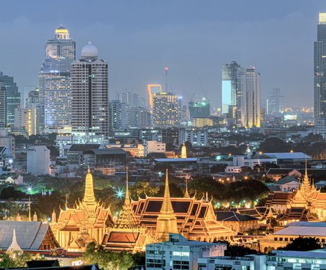 Geschichte kontrastiert mit Moderne: der Wat Phra Kaeo im Herzen der Stadt.