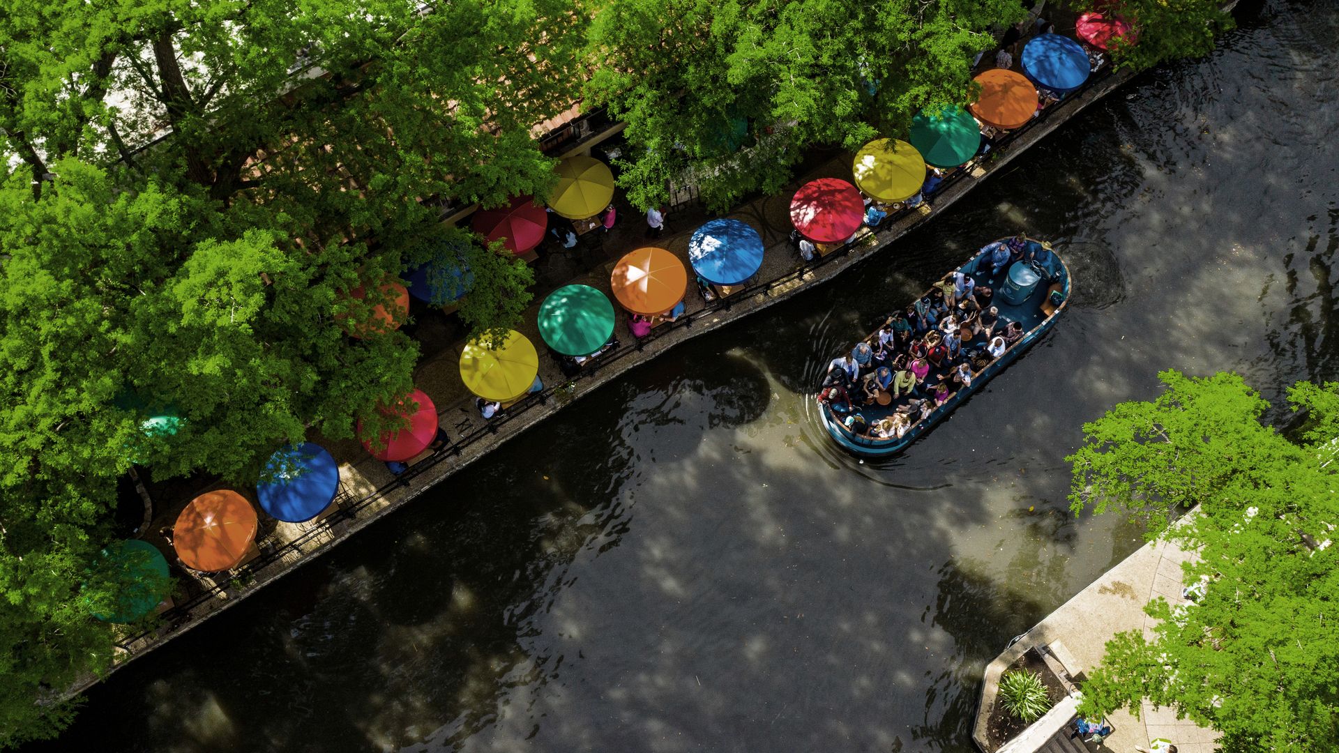 Le Riverwalk de San Antonio, avec ses nombreux bars et restaurants, est une invitation à la détente, surtout le soir.