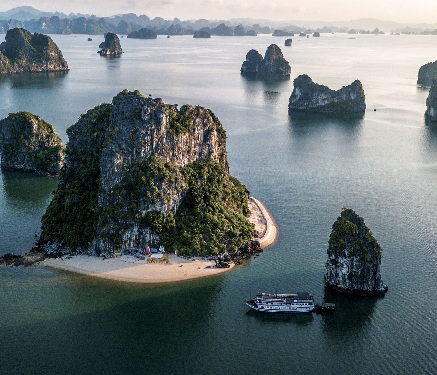 Die Halong-Bucht in ihrer vollen Pracht, auch bekannt als «Bucht des untertauchenden Drachens».