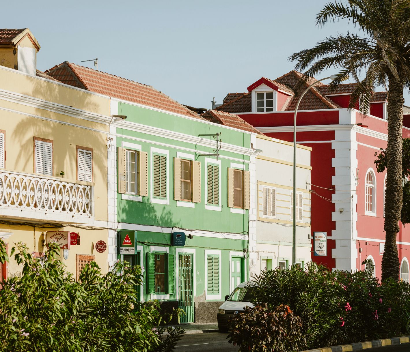 Farbenprächtige Bauten aus der Kolonialzeit in Mindelo