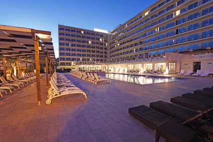 Sonnenterrasse und Aussenpool