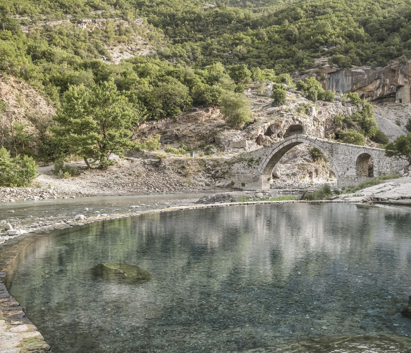 Bains thermaux de Benja et pont de pierre ottoman