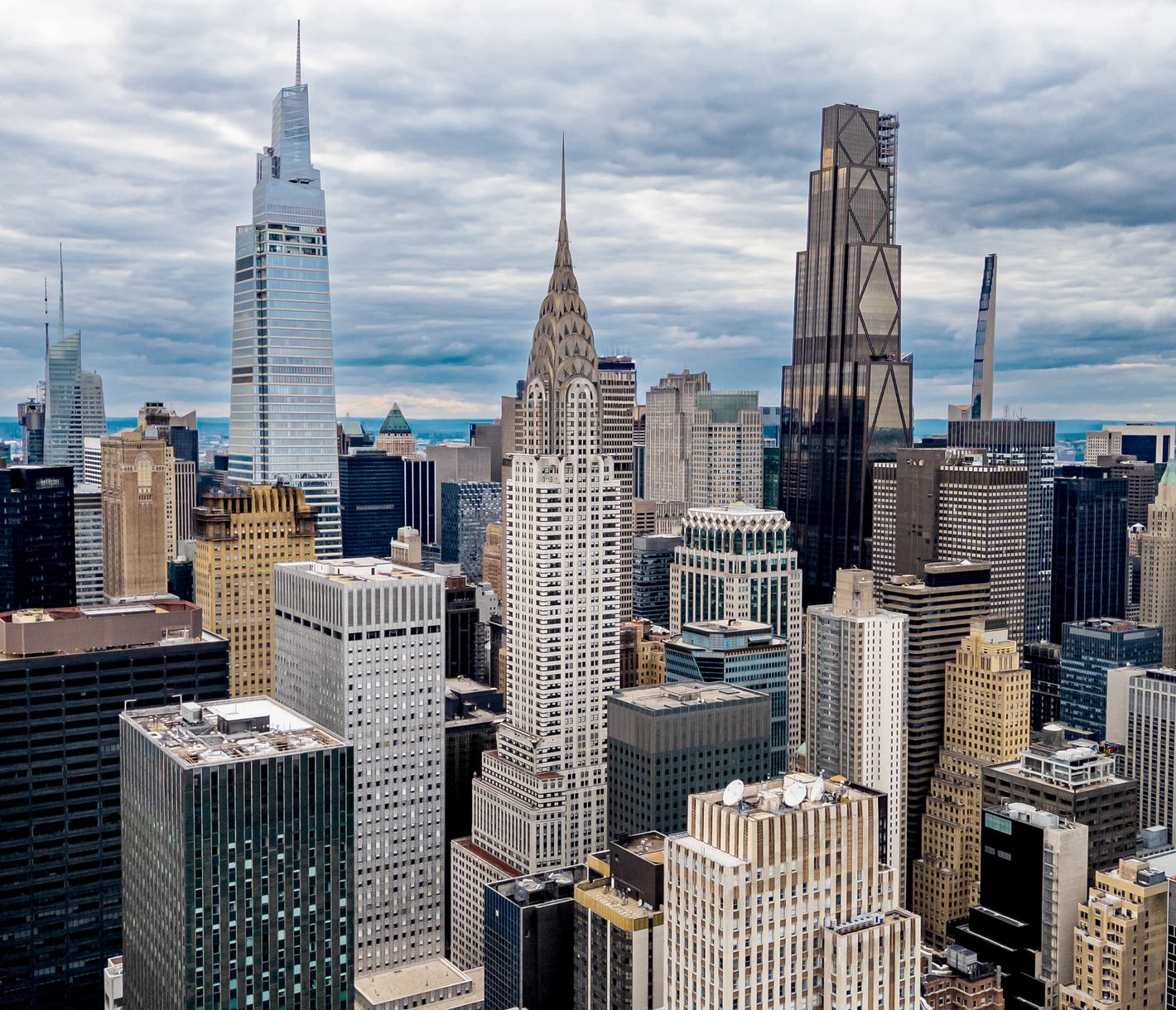 Zwischen den glänzenden Wolkenkratzern ragt das legendäre Empire State Building als zeitloses Wahrzeichen hervor.
