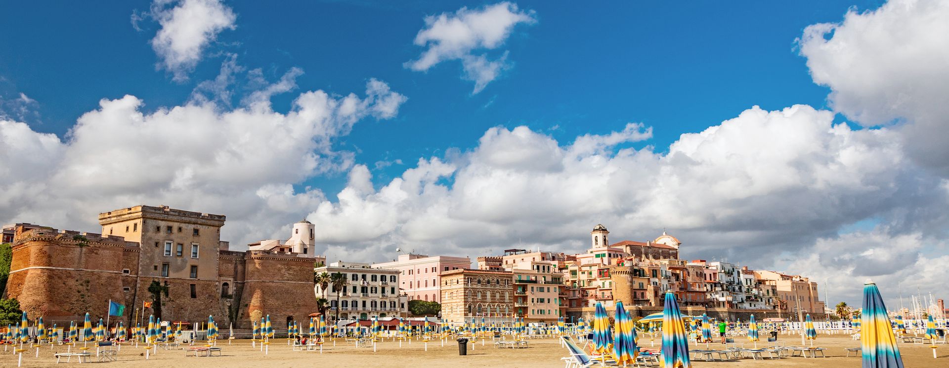 Strand und Castel Sangallo in Nettuno