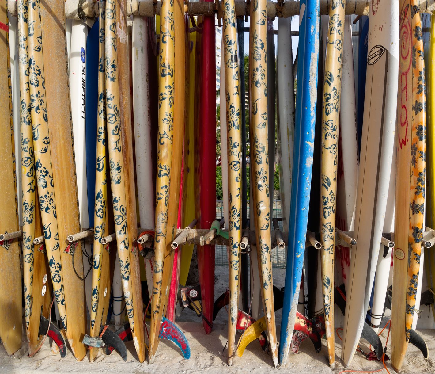 Die ruhigen Gewässer am Waikiki Beach eignen sich am besten für die ersten Surf-Versuche.