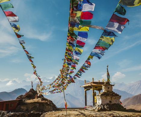 Gebetsfahnen wehen in der Annapurna-Region im Wind.