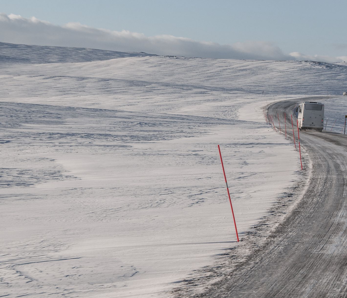 Mit dem öffentlichen Bus unterwegs durch den Winter