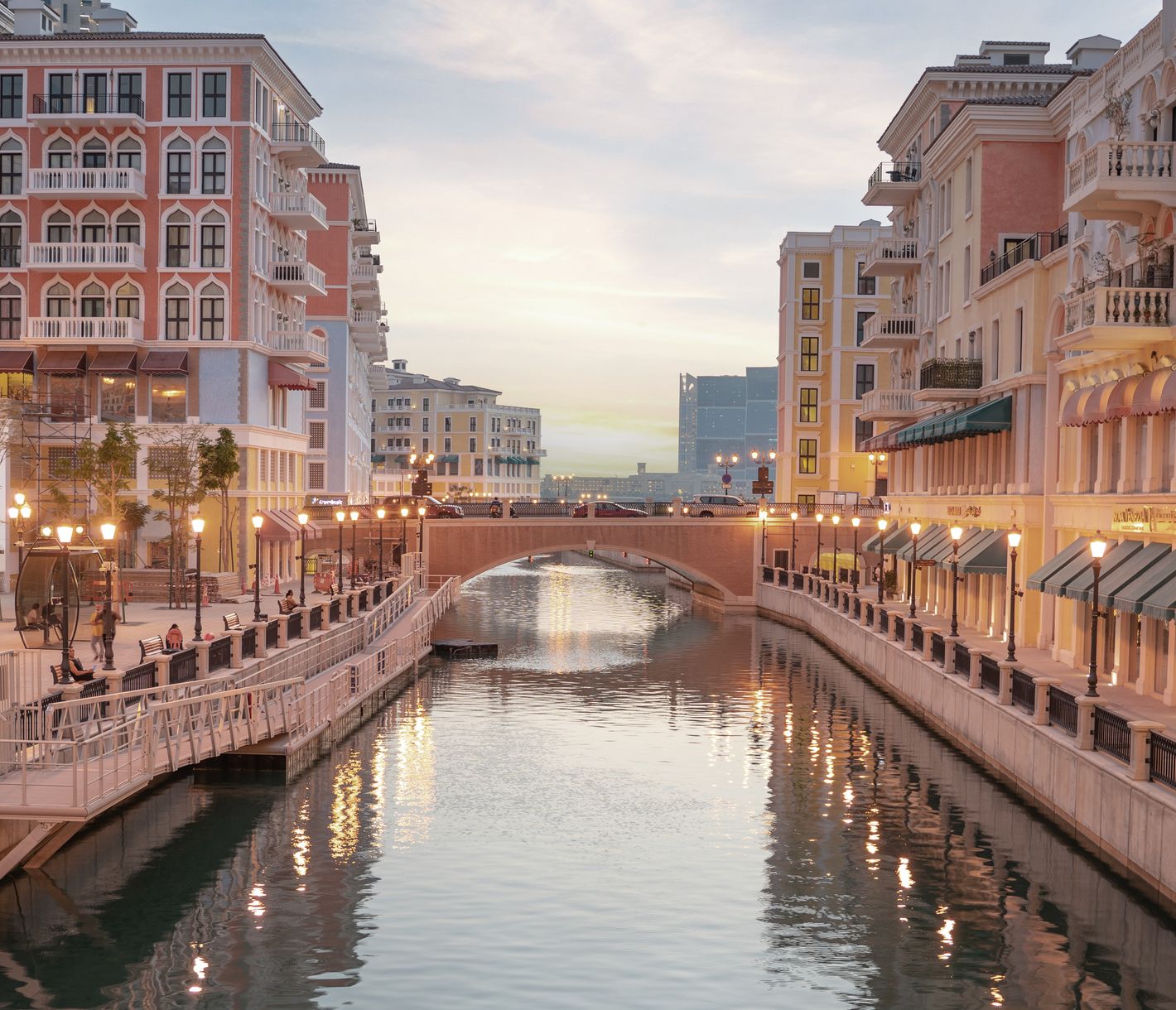 Romantische Sonnenuntergangsstimmung im Qanat-Quartier