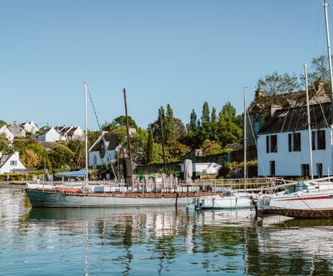 De son nom breton Izenah, l'île aux Moines, est sans doute la plus accessible des îles bretonnes, puisqu'elle ne demande que 5 minutes de bateau à partir de Port-Blanc (Baden) pour être abordée.