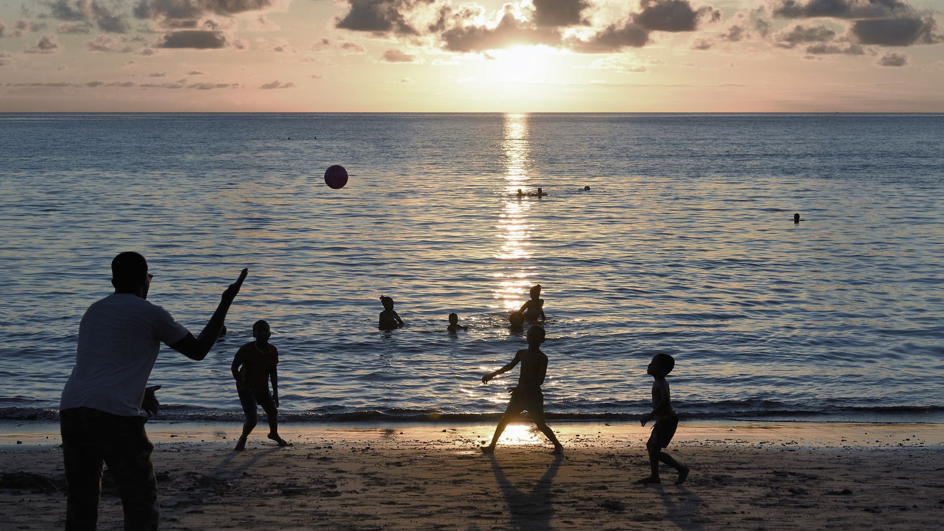 Instant de paisible bonheur au coucher du soleil