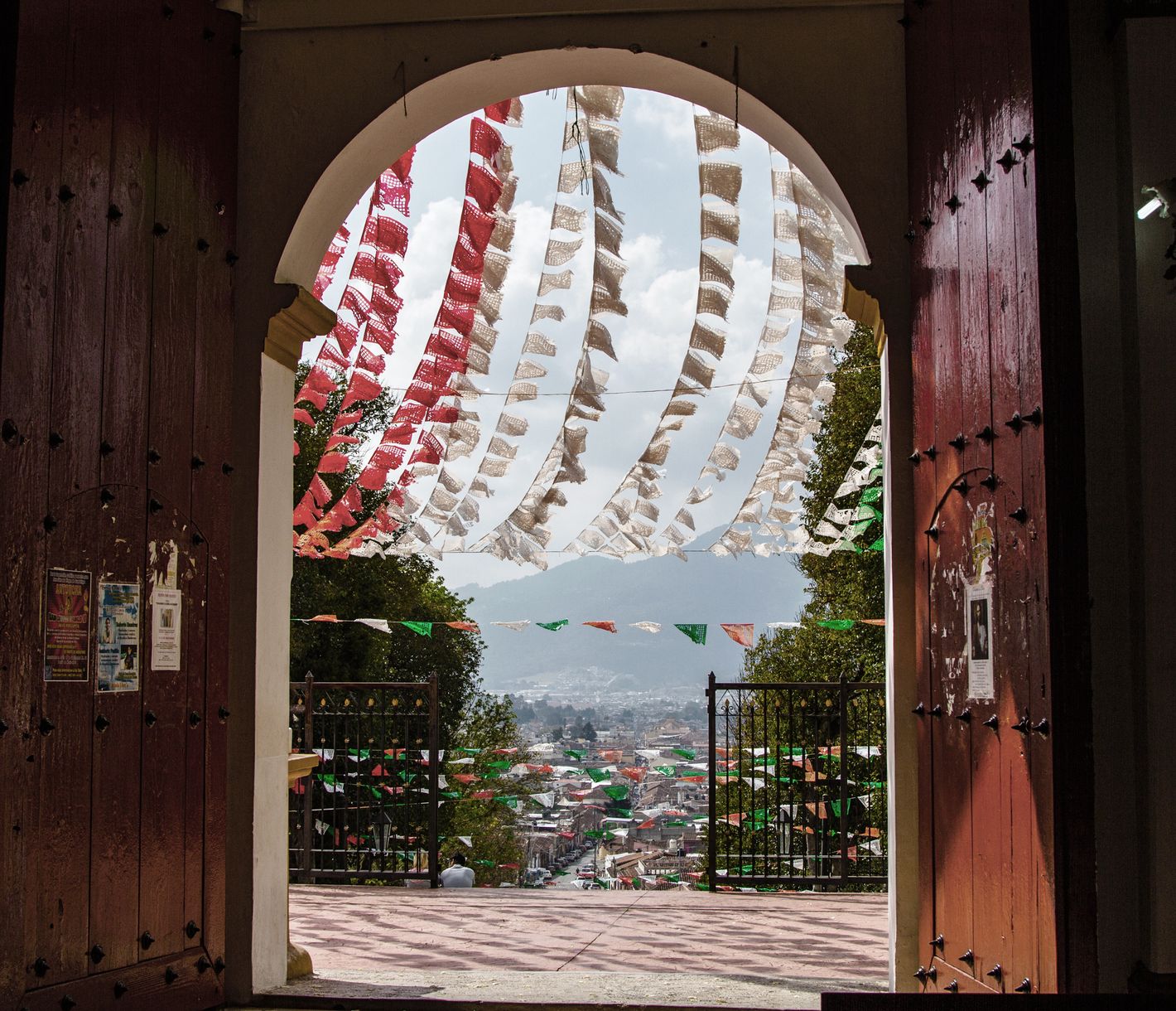 Bunt beflaggter Kircheneingang im mexikanischen San Cristobal