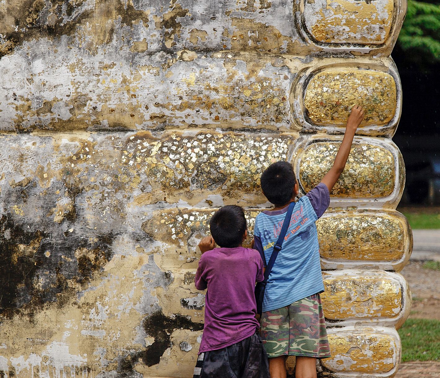 Kinder staunen über die Dimensionen des liegenden Buddhas.