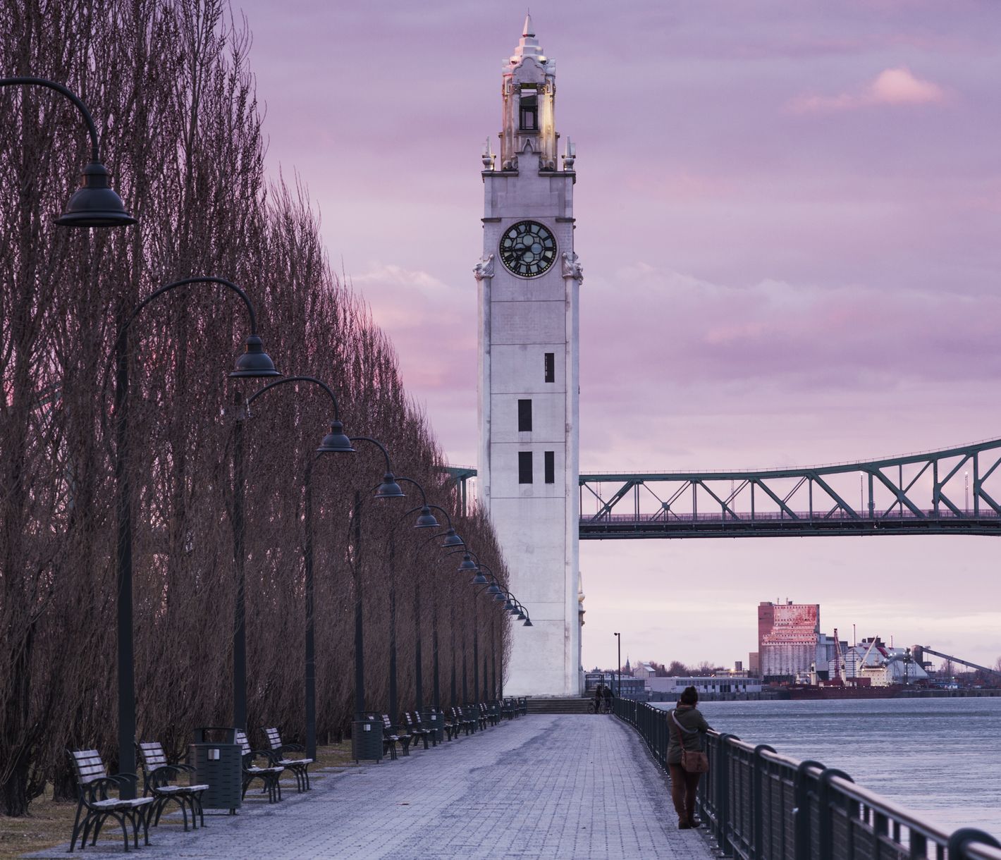 L’emblématique Tour de l’Horloge du Vieux-Port de Montréal devant le pont Jacques Cartier
