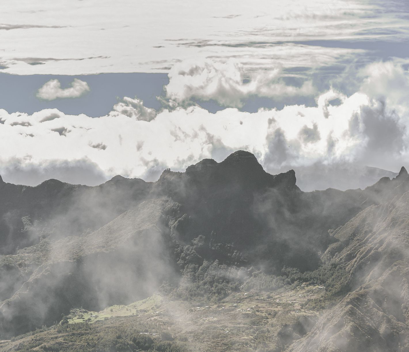 Le Piton des Neiges se dresse majestueusement au-dessus du Cirque de Mafate.