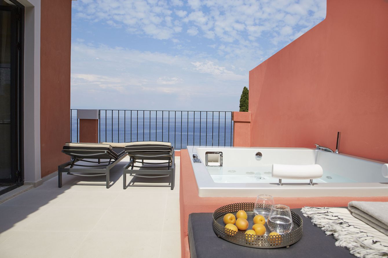 Grand Terrace Deluxe Suite Whirlpool