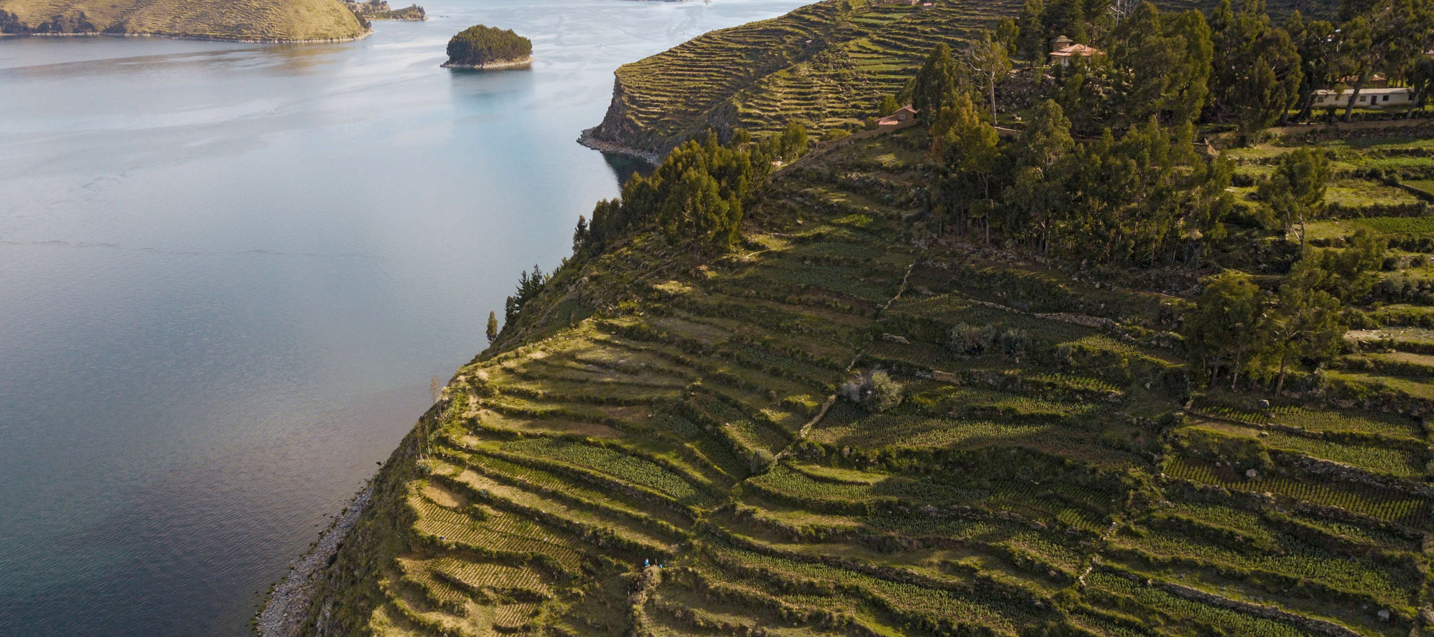 Un lac d'un bleu profond, source de nombreux mythes et légendes