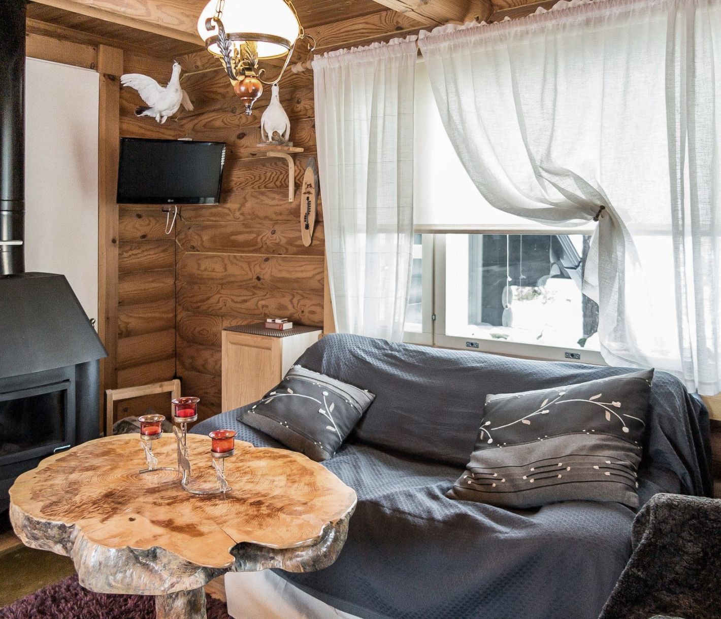 Geniessen Sie die wohlige Wärme am Cheminée nach Ihrer Nordlichtjagd.