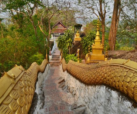 Weg zum Phousi-Berg, von wo aus die Sicht über Luang Prabang und weit in die Umgebung reicht.