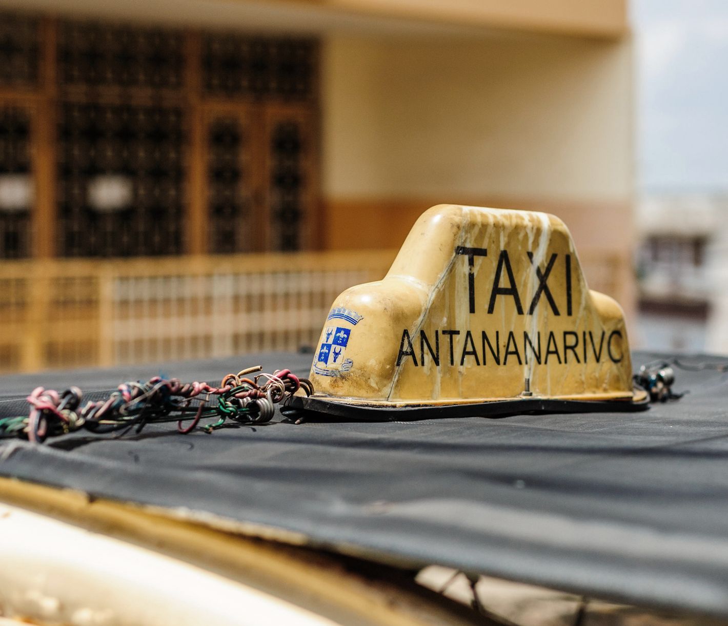 Improvisiertes Taxi-Schild in Antananarivo
