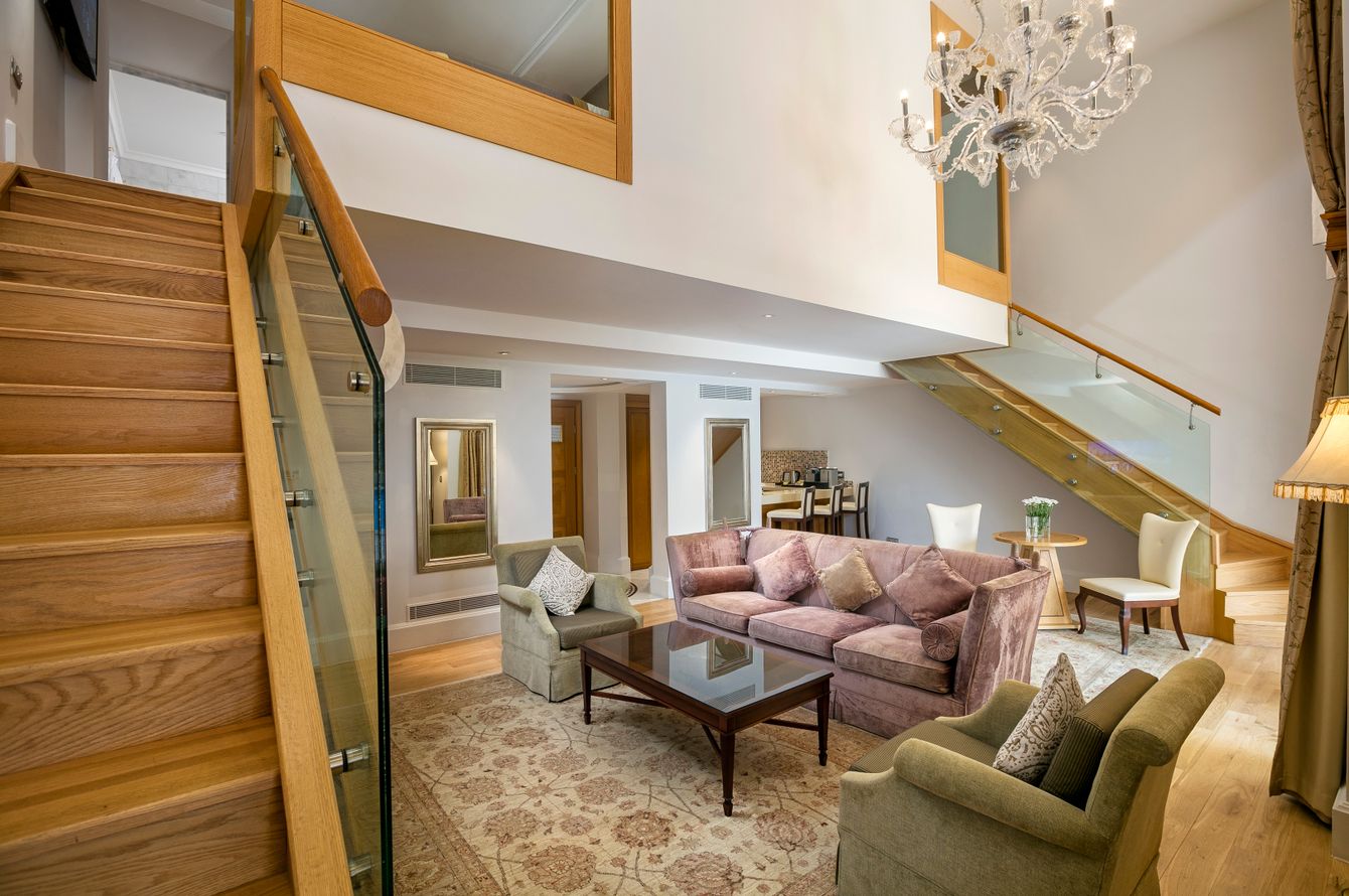 Premium Pool Duplex Suite Swim-Up