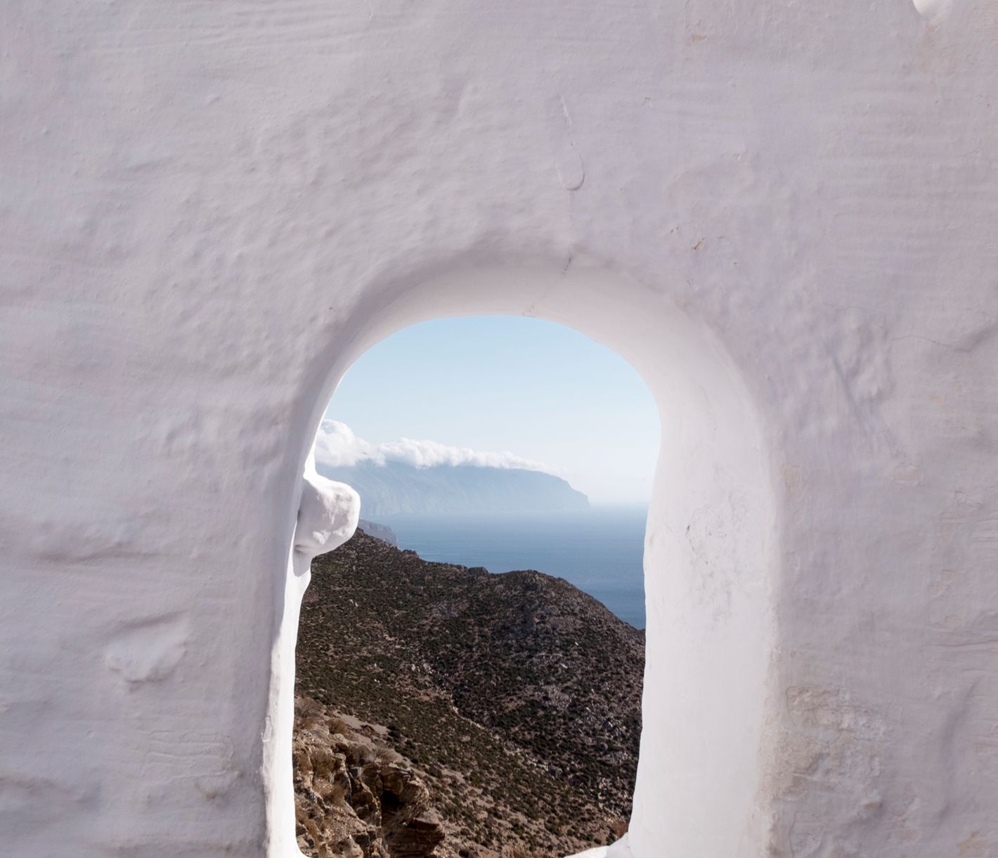 Vom bekannten Felsenkloster Panagia Hozoviotissa auf Amorgos bietet sich eine fantastische Aussicht.