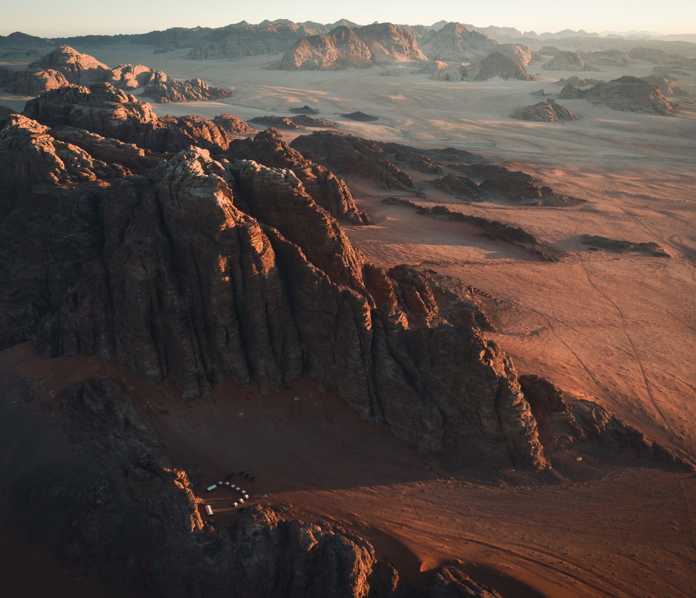 Au petit matin dans la lumière du lever du soleil, les roches de granit du Wadi Rum.