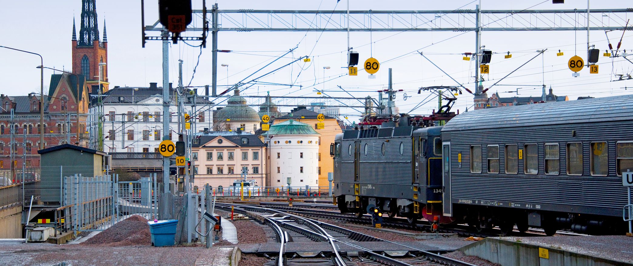 Blick auf ein Gleisfeld in einer europäischen Stadt.