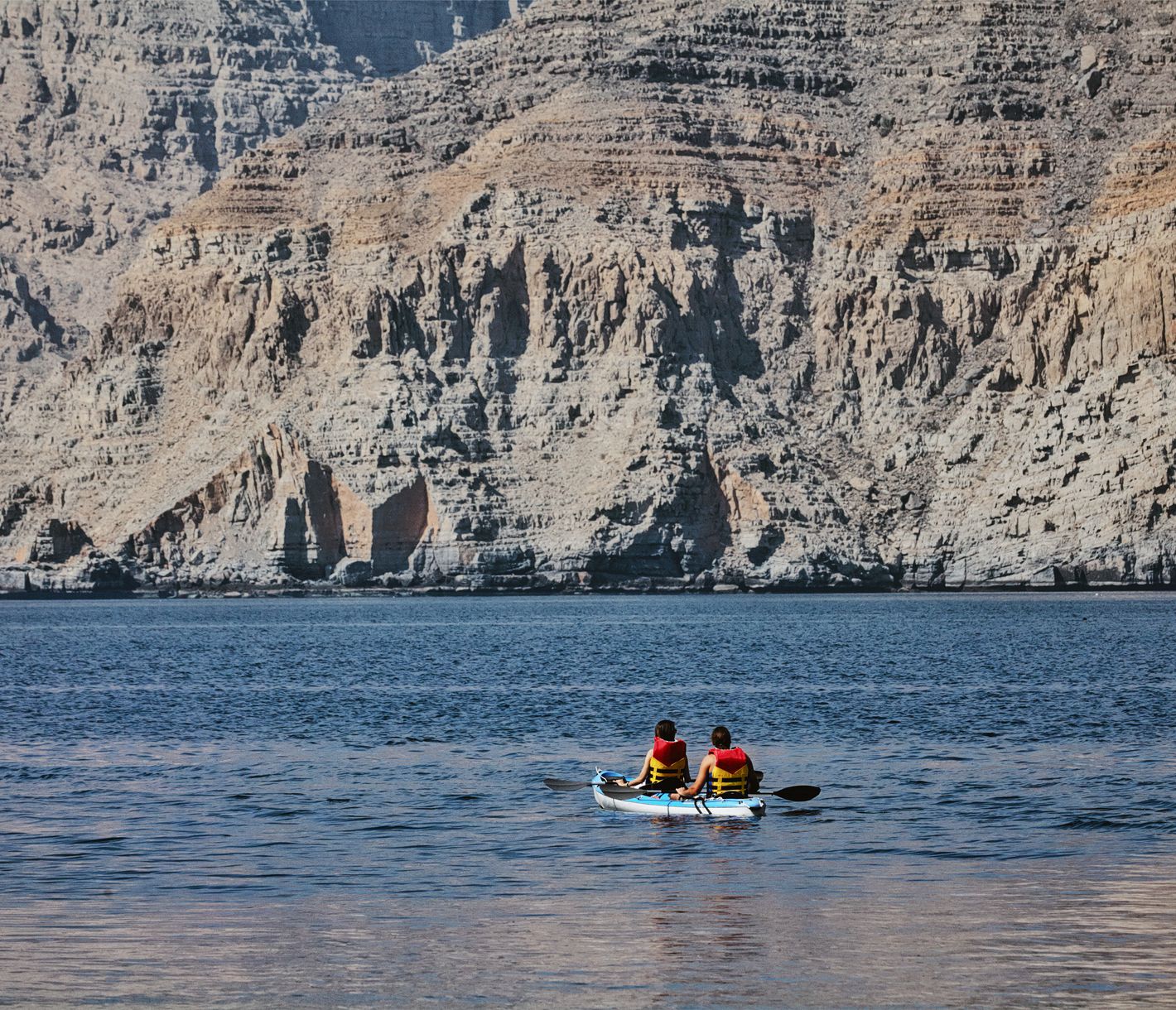 Découverte des fjords de Musandam en kayak – immersion dans la nature!