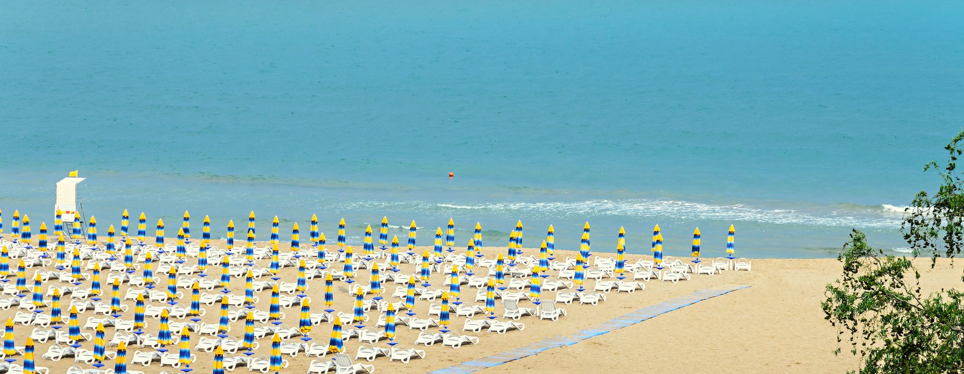 Der Strand mit goldenem Sand