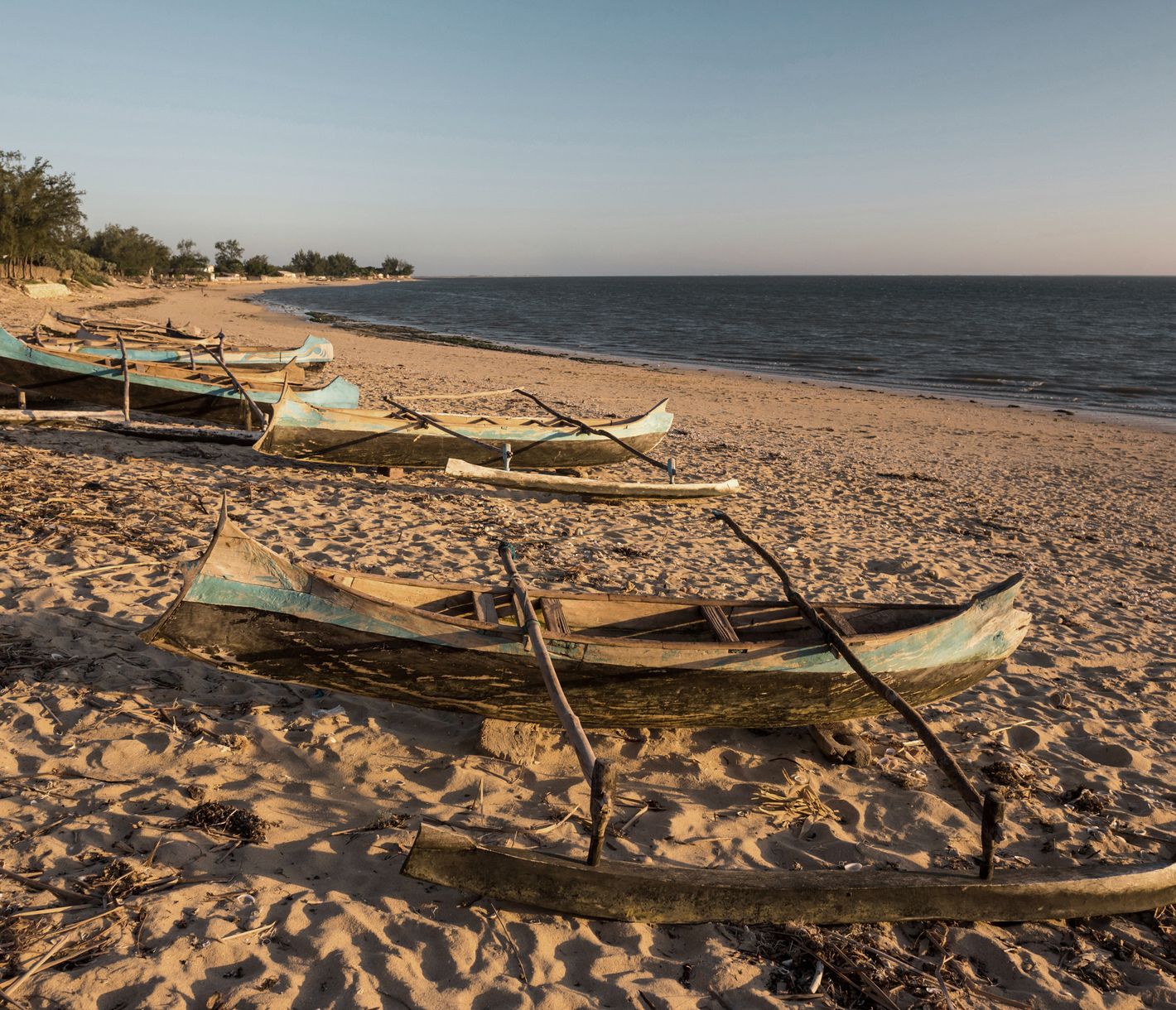 Pirogues – traditionelle Fischerboote am Sandstrand von Ifaty