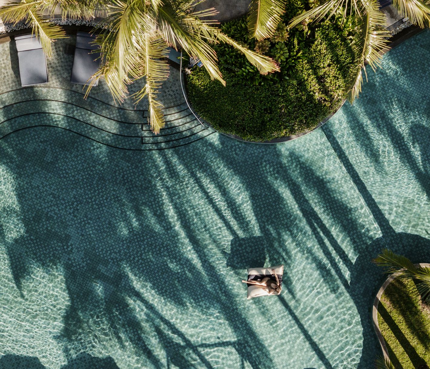 Sicht auf die Poolanlage des Constance Belle Mare Plage auf Mauritius.
