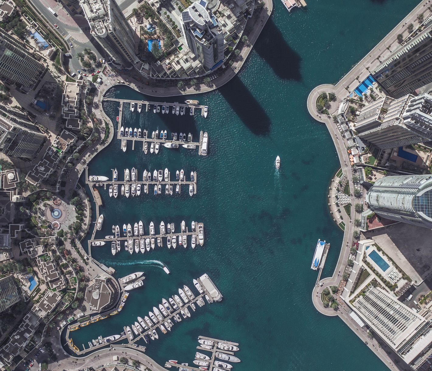 Ne se sent-on pas tout petit face aux veriginieux buildings de la marina ?