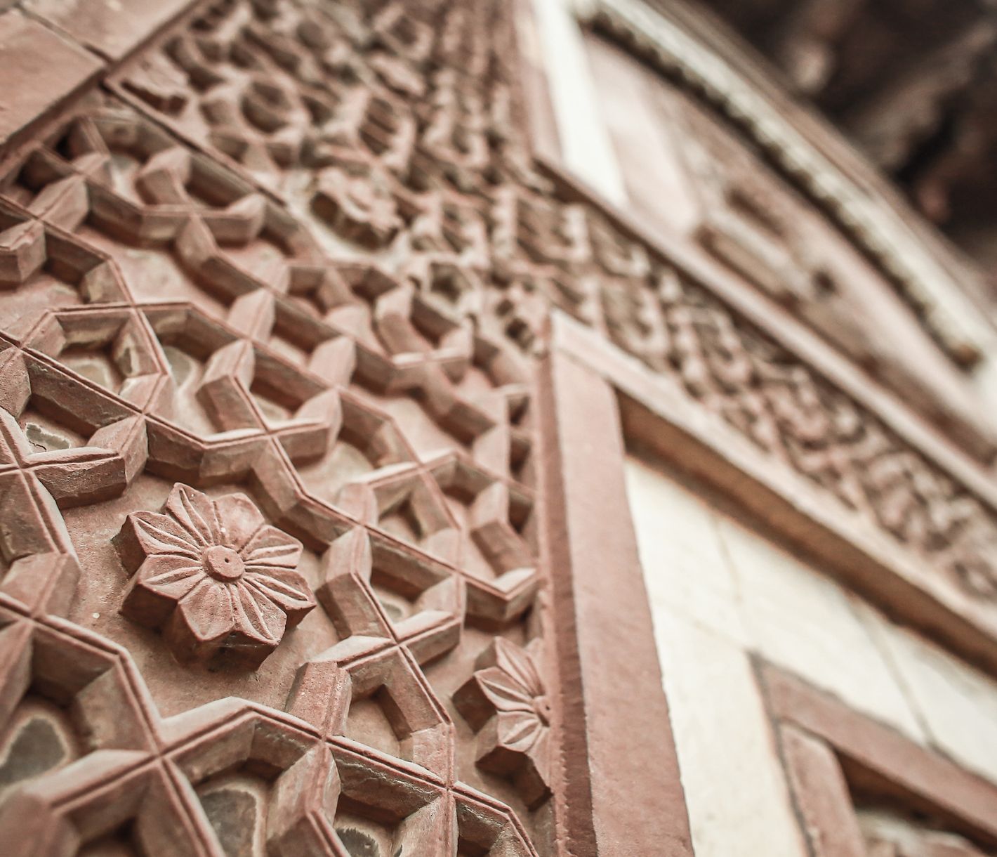 Nahaufnahme der kunstvollen Verzierungen beim Roten Fort in Agra