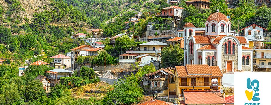 Blick auf das charmante Bergdorf Moutoullas in der Nähe von Platres
