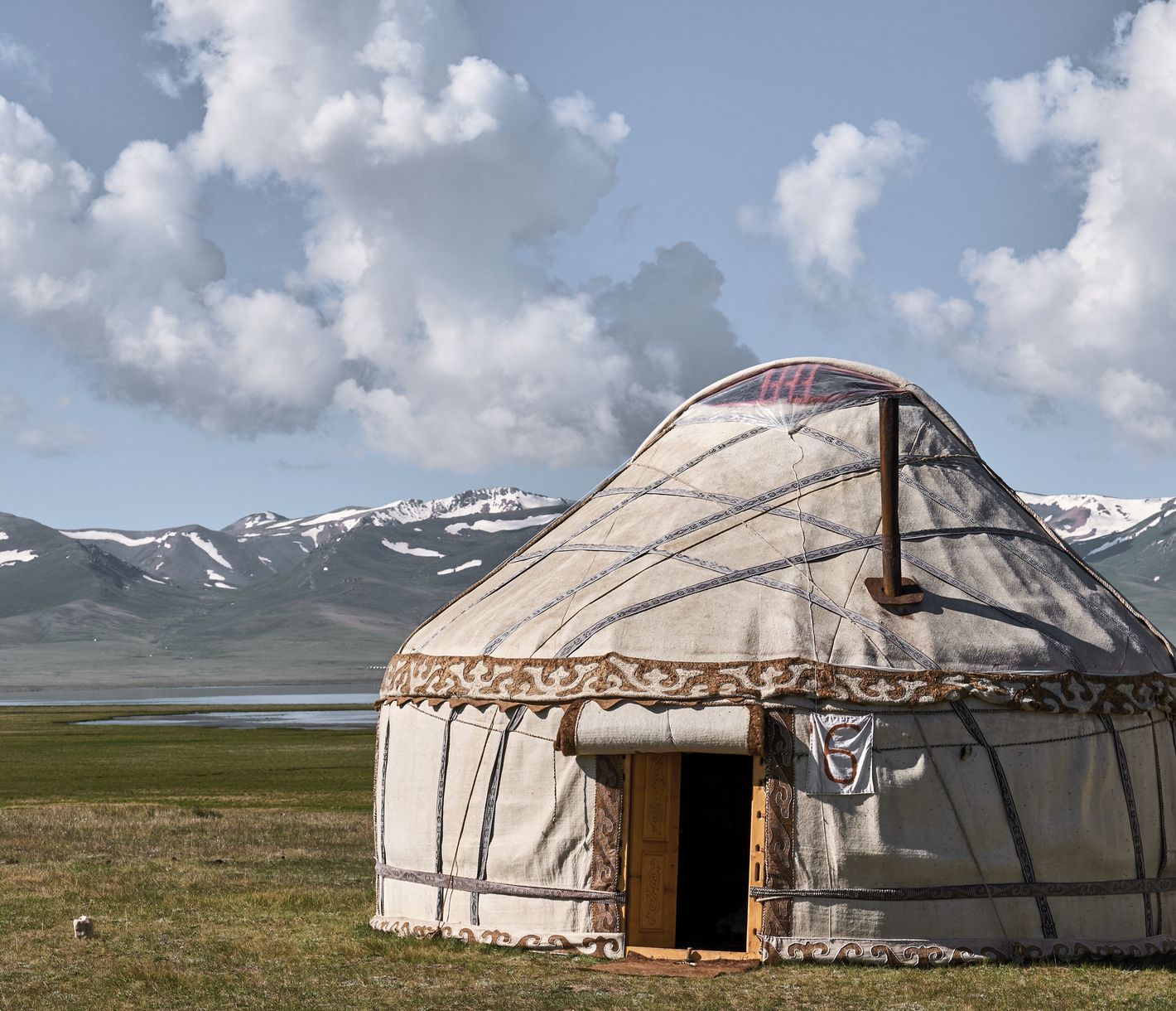 Situé à environ 3000 mètres d’altitude, ce lac azur scintille sur fond de sommets enneigés.