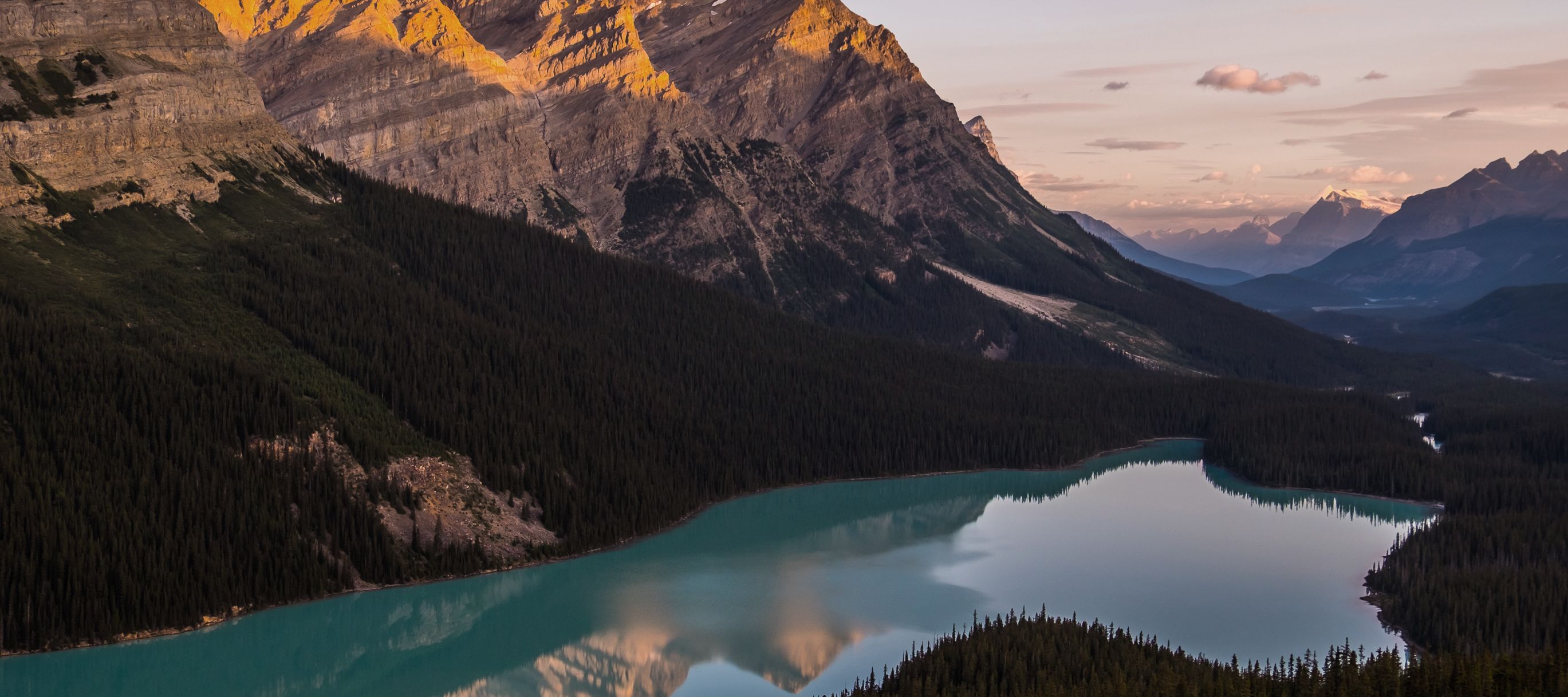 Lever du soleil sur le Peyto Lake.